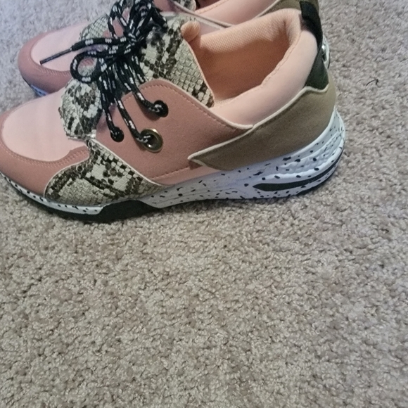 Shoes - Picture 4 of 4